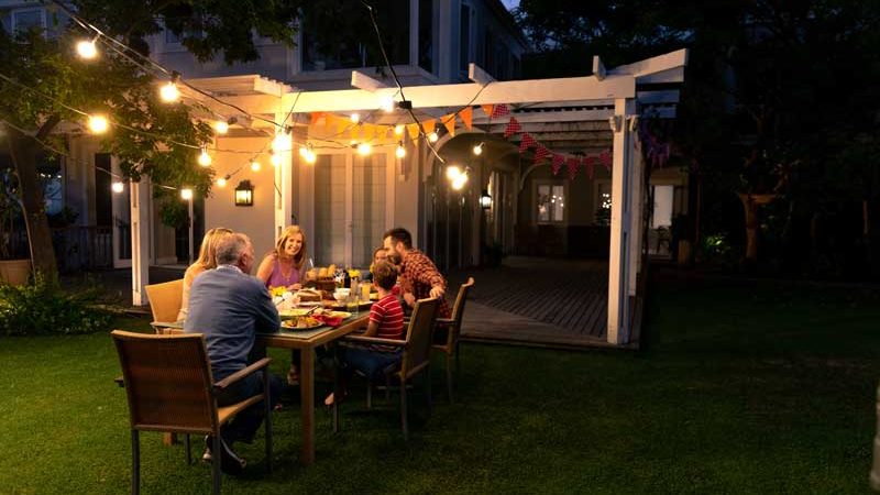 Eine Pergola im Garten errichten als schmuckvolle Verbindung zum Wohngebäude