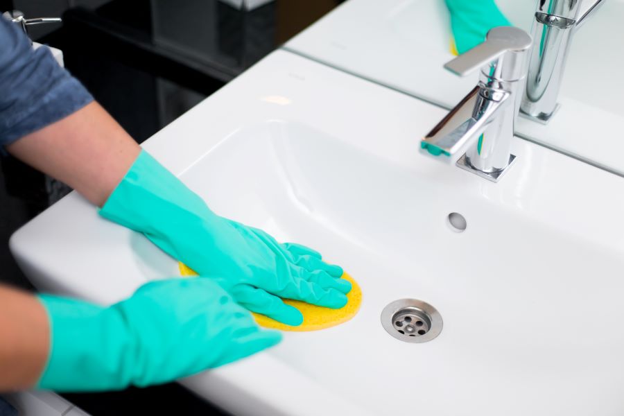 Strahlend sauber: Tipps und Tricks zur gründlichen Badreinigung